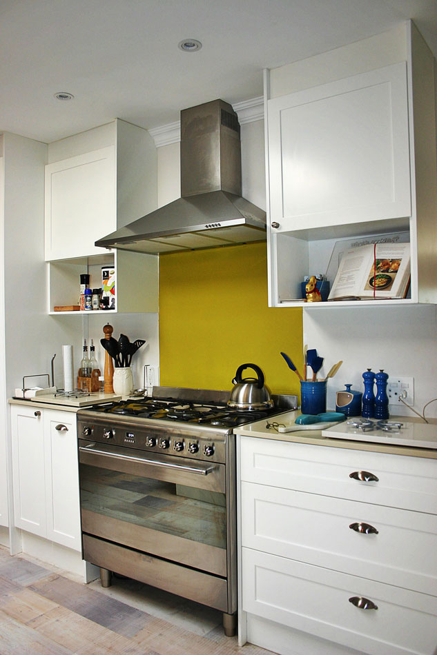 pop of colour in a kitchen