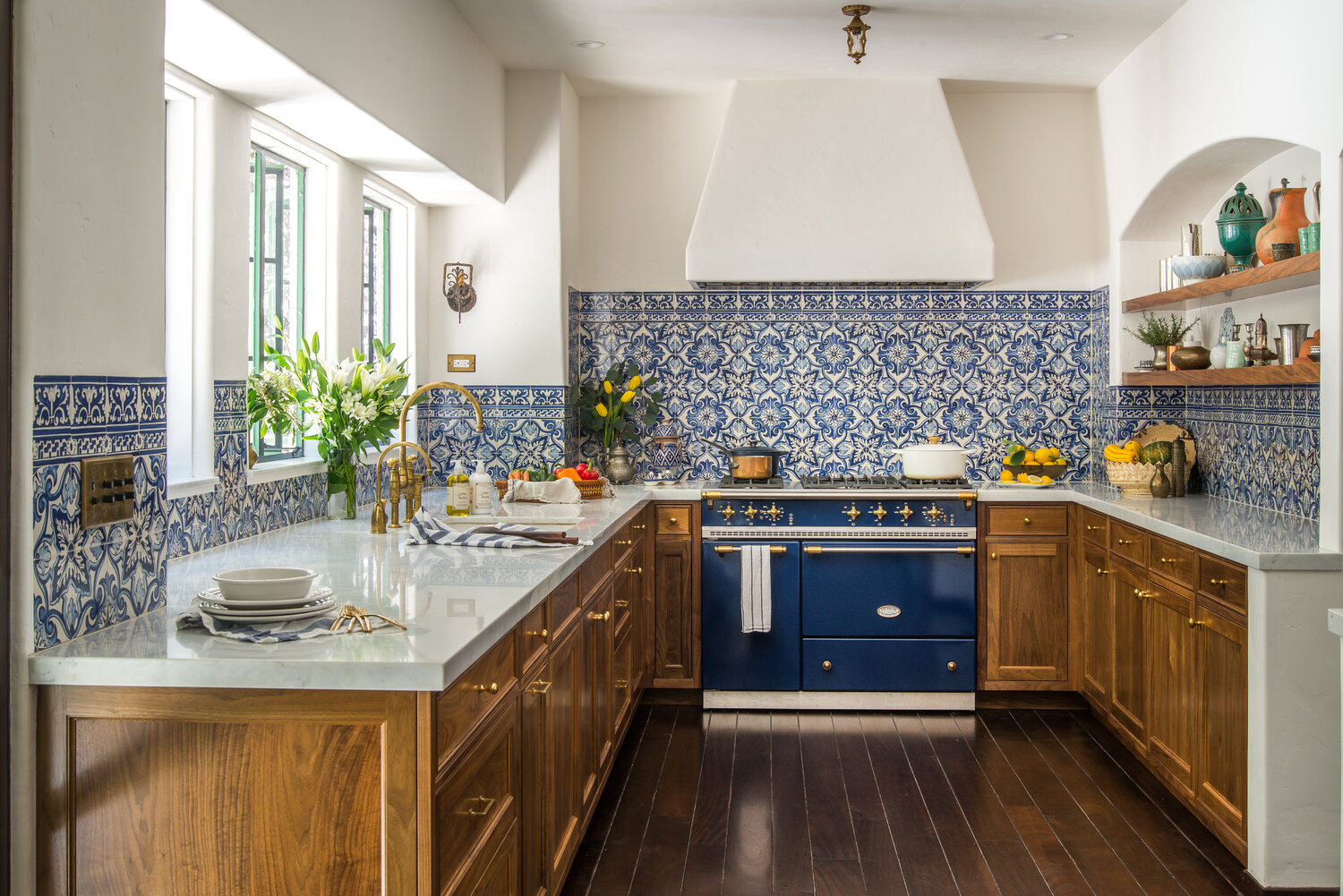 How To Master The Spanish Style Interior Design Trend In 2021 Insite 